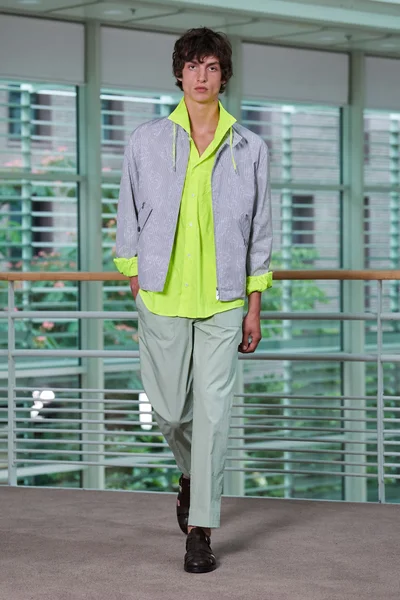 Look 16